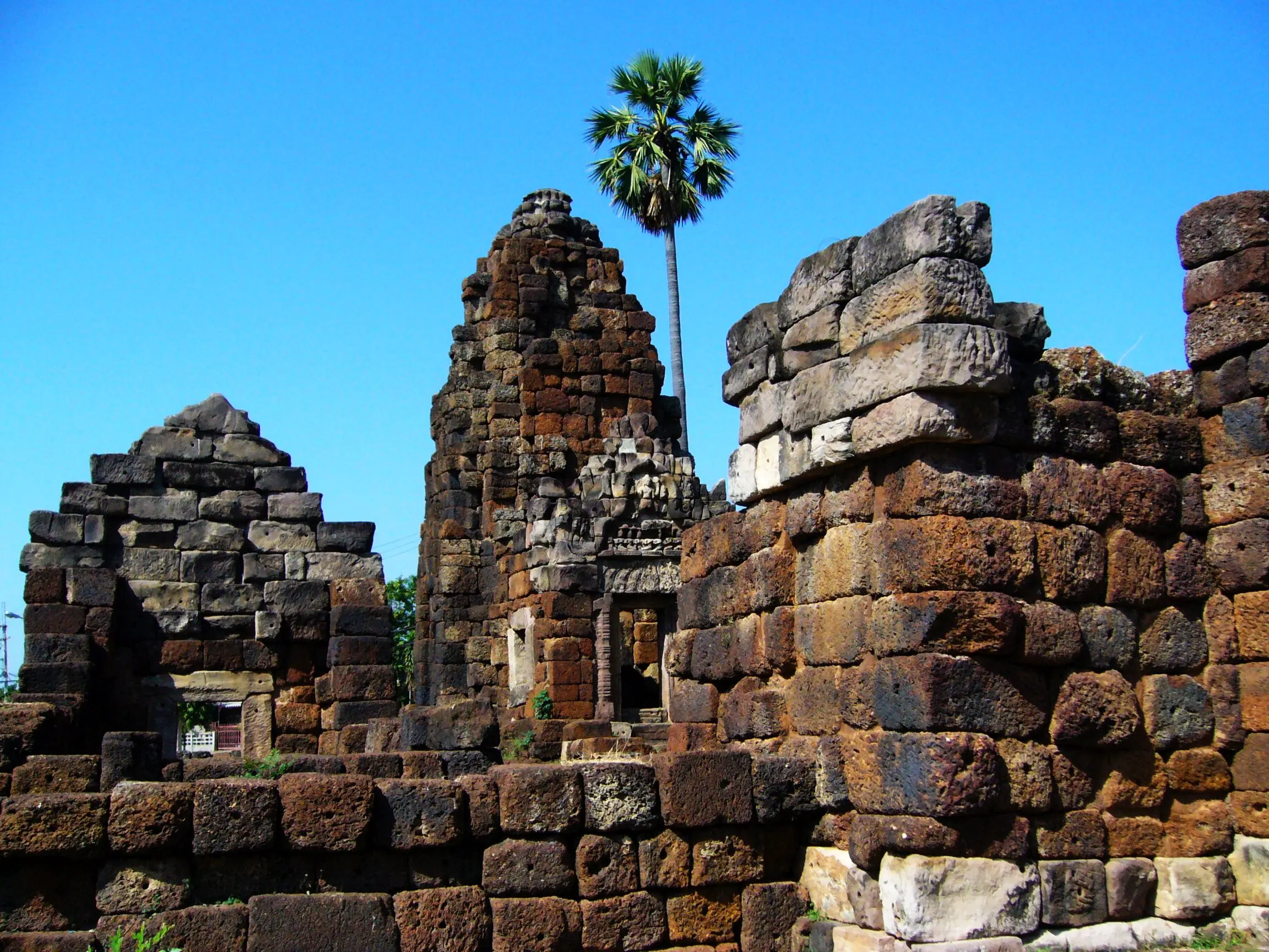 ที่มา: Wikimedia Commons ปรางค์กู่ ปราสาทหินโบราณสมัยขอม เอกลักษณ์ของจังหวัดชัยภูมิ